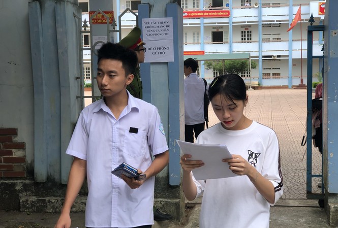 Công an vào cuộc làm rõ thí sinh Sơn La 'chơi' điện thoại ở phòng chờ thi Thí sinh dự thi THPT tại điểm trường Tô Hiệu (Sơn La).