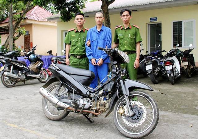 Khởi tố vụ án nổ súng cướp ngân hàng ở Lào Cai Đối tượng Vùi Văn Dũng tại cơ quan điều tra.