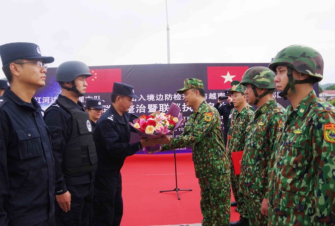Việt Nam – Trung Quốc tuần tra liên hợp thi hành pháp luật biên giới Bộ Chỉ huy tuần tra hai bên gặp gỡ trao đổi trên vạch phân định đường biên giới.