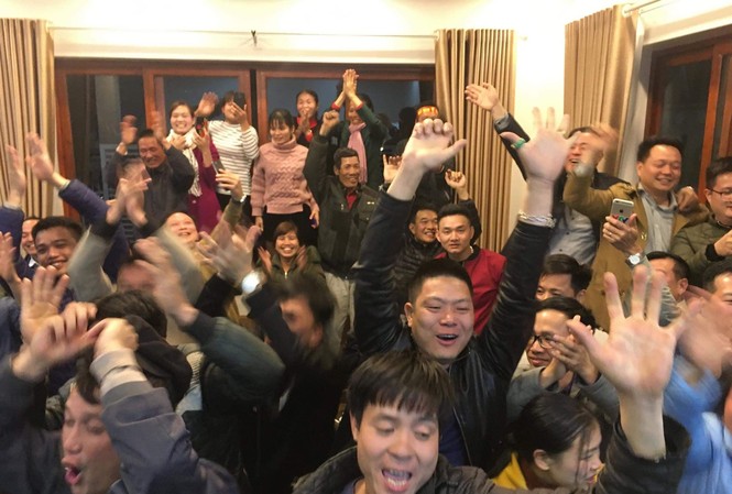 Cổ động viên cháy hết mình tại nhà tiền đạo Hà Đức Chinh Hằng trăm cổ động viên reo hò mỗi khi đội tuyển Việt Nam ghi bàn.
