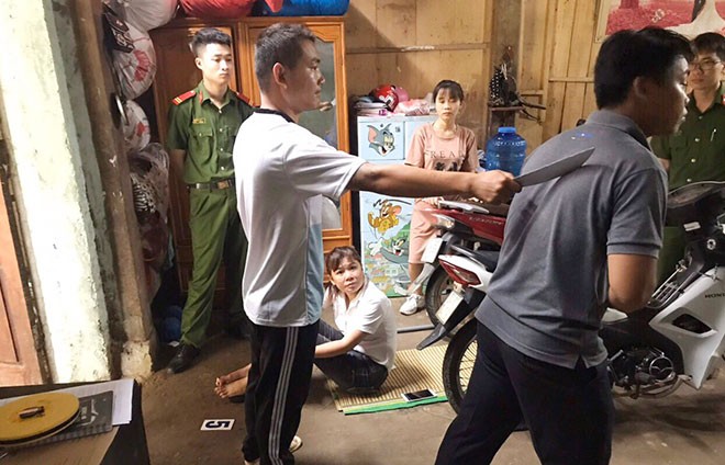 Người đàn ông Trung Quốc sang Việt Nam chém cả nhà bạn tình Đối tượng Nghiêm Nguyệt Lôi diễn tả lại hành vi phạm tội. Ảnh: Công an Lào Cai cung cấp.