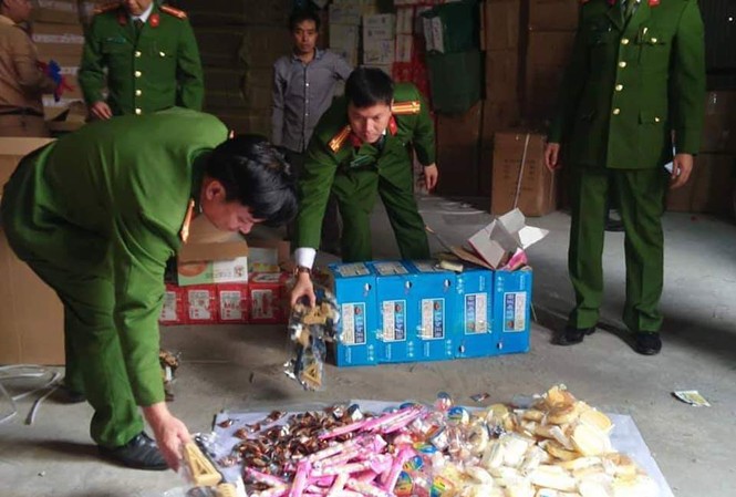Phát hiện 20 tấn đồ chơi trẻ em, bánh kẹo không rõ xuất xứ Cơ quan chức năng kiểm tra lô hàng.