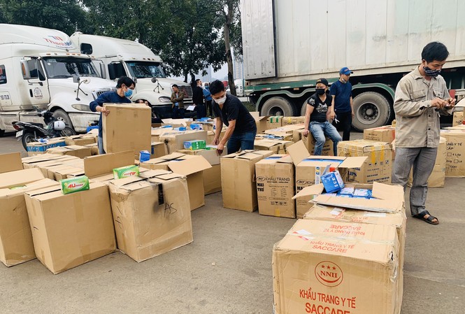 Bắt giữ xe container chở lậu hơn một triệu khẩu trang xuất khẩu sang Trung Quốc Lô hàng hơn một triệu chiếc khẩu trang bị bắt giữ tại Cửa khẩu đường bộ số 2 Kim Thành.
