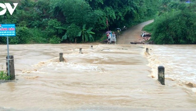 Yên Bái mưa lớn gây sạt lở đất, nhấn chìm 154 ha lúa và hoa màu Nước suối dâng cao tại một ngầm tràn ở Văn Yên, Yên Bái. Ảnh: Báo VOV.