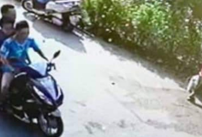 Công an truy tìm xe máy ‘kẹp 3’ gây tai nạn nghiêm trọng rồi bỏ trốn Camera cho thấy trước khi xảy ra tai nạn, 3 thanh niên không đội mũ bảo hiểm và đi trái đường - Ảnh: Gia đình nạn nhân cung cấp