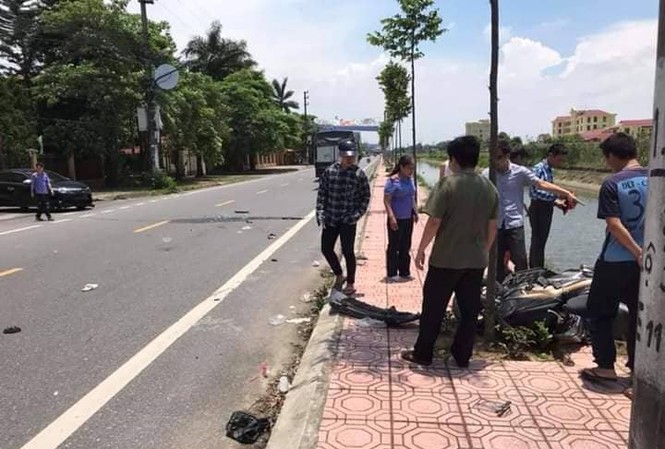 Ô tô chở Viện trưởng VKSND 'rơi mất' biển số sau khi gây tai nạn Hiện trường vụ xe chở Viện trưởng Viện KSND huyện gây tai nạn - Ảnh: KL