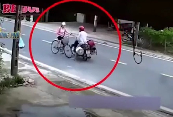 Xác định được danh tính người đàn ông sàm sỡ bé gái tại Nam Định Nguyễn Văn Phong chặn cháu bé ở giữ đường để giở trò đồi bại - Ảnh cắt từ clip