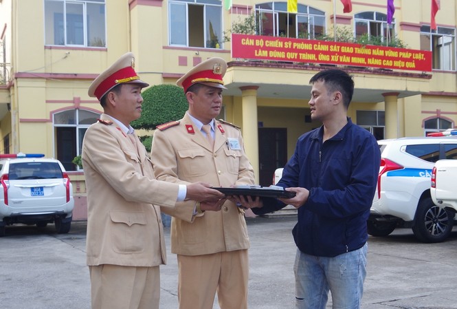 CSGT Hà Nam trả lại tài sản trị giá gần 100 triệu đồng bị đánh rơi Đại diện Phòng CSGT, Công an tỉnh Hà Nam trao trả tài sản cho người đánh rơi - Ảnh: Công an Hà Nam