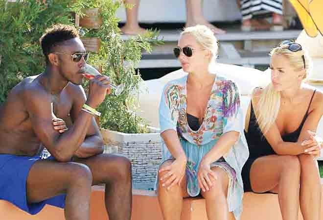 “Sao” tuổi ngựa phi nước đại tại World Cup 2014 Danny Welbeck “tăm” với người đẹp Thụy Sĩ Mary Sodenbergh và cô bạn Aline