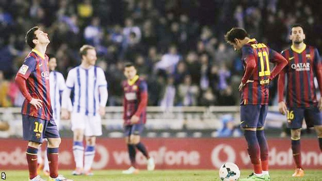 Barca hít khói Real sau trận thua đau Một mình Messi không thể kéo cả tập thể Barca. Ảnh: AP