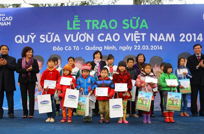 Vinamilk và Qũy sữa “Vươn cao Việt Nam” đến Cô Tô Bà Nguyễn Thị Kim Ngân (thứ 2 từ trái qua), Phó Chủ tịch Quốc hội và bà Bùi Thị Hương, Giám đốc đối ngoại Vinamilk tặng sữa cho trẻ em nghèo tại huyện đảo Cô Tô