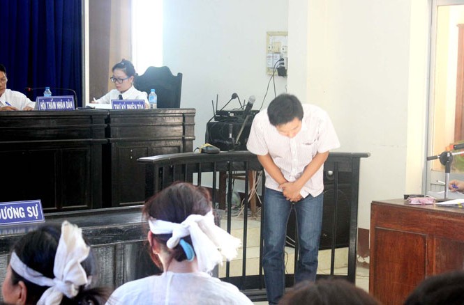Vụ công an đánh chết người: Đề nghị triệu tập Phó công an Tuy Hòa Bị cáo Đỗ Như Huy cúi đầu xin lỗi gia đình nạn nhân