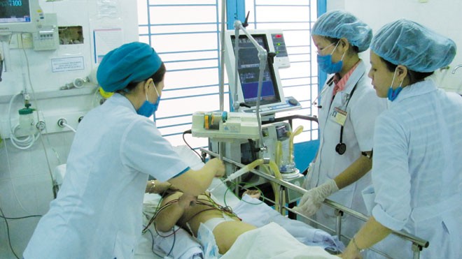 Vạn trái tim thoi thóp chờ mổ Một ca phẫu thuật tim tại Bệnh viện Nhi đồng 1 (TPHCM). Ảnh: L.N