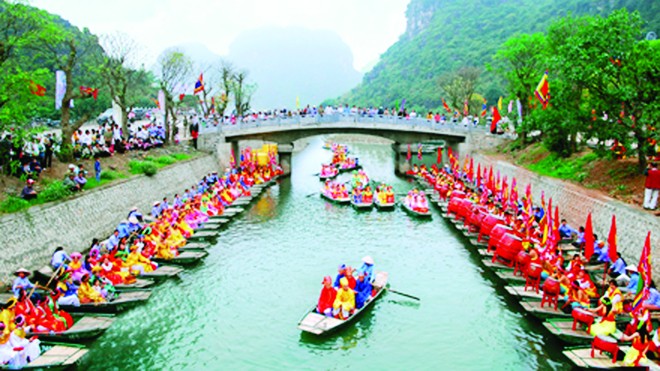 Nhộn nhịp khai hội Lễ Đức thánh Quý Minh Đại Vương Du khách thập phương tiến về đền Trần. Ảnh: D.H