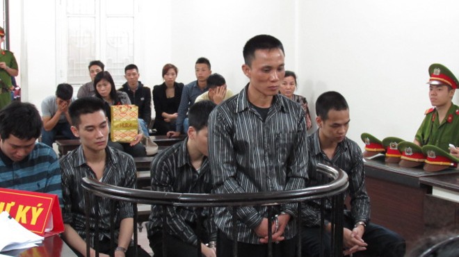 Can không được thì bắn Các bị cáo tại toà