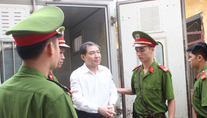 Dương Chí Dũng và Mai Văn Phúc không thoát được án tử Dương Chí Dũng bị áp giải đến toà chiều qua, nhận án tử hình
