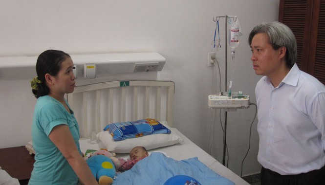 VCF và mô hình quỹ từ thiện “đối ứng” tại Việt Nam Ông Don Lam thăm một trẻ em bị bệnh tim mới được phẫu thuật