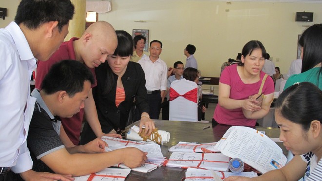 Hồ sơ dự thi ĐH, CĐ phía Bắc giảm mạnh Giao nhận hồ sơ dự thi tại Hà Nội. Ảnh: Hồ Thu