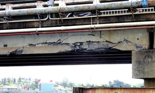 Khởi tố 2 người để sà lan đâm hỏng cầu Phần dầm cầu Hoá An cũ bị đụng bể bê tông, lòi cốt sắt. Ảnh: GTVT