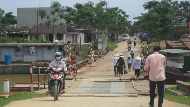 Thanh Hóa khởi công 2 cầu lớn Cầu phao Bút Sơn nay mai sẽ được thay thế bằng một cây cầu mới. ảnh: Phạm Nhài