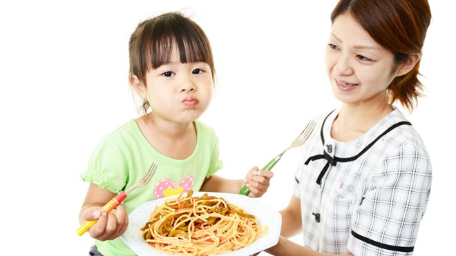 Kỳ 1: Phần lớn trẻ không đạt chế độ dinh dưỡng khuyến nghị Nhiều người mẹ quan niệm việc ăn đồ ngon, đồ bổ sẽ giúp con cao lớn thông minh, nhưng không hiểu rằng dinh dưỡng hợp lý đến từ những bữa ăn đầy đủ 4 nhóm chất dinh dưỡng và cách chế biến khoa học