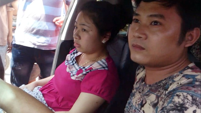 Không phải 'thôi miên', chỉ là trộm cắp Nam tài xế và cô gái tình nghi ăn cắp hộp đựng thẻ điện thoại ngồi lì trên xe. Ảnh: Tuấn Nguyễn