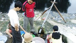 Hà Nội: Vào hè lại lo khát nước, đói điện Dân nơm nớp lo mất nước dịp hè. Ảnh: Như Y