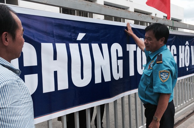 Khởi tố các vụ gây rối, đảm bảo an ninh doanh nghiệp Công nhân ở KCN Việt Nam- Singapore đi làm trở lại và thể hiện tinh thần yêu nước ôn hòa. Ảnh: L.N