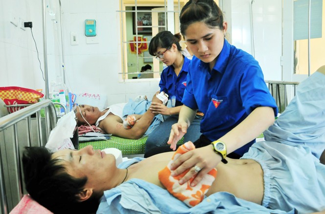 Sinh viên tình nguyện chăm sóc công nhân Trung Quốc Bạn Thái Thị Yến (sinh viên năm nhất) đang chăm sóc bệnh nhân Trung Quốc