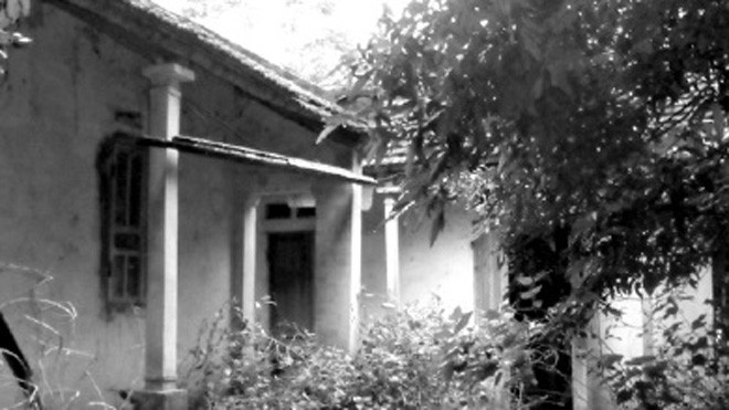 Những ngôi nhà rách nát bên trường mới Nhà chưa được đền bù, giải phóng mặt bằng nằm trong khuôn viên trường. Ảnh: Hoàng Lam