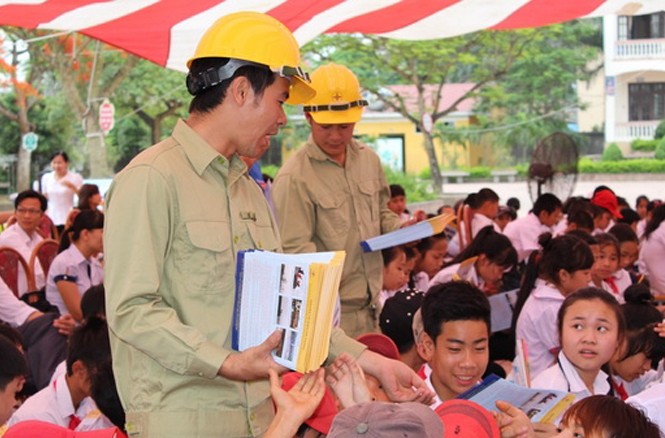 Tiết kiệm điện: Nhiệm vụ sống còn Tuyên truyền sâu rộng để toàn dân hưởng ứng chương trình tiết kiệm điện. Ảnh: Mạnh Hùng