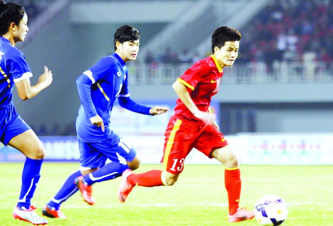 Tuyển Việt Nam quyết chiến cho tấm vé World Cup lịch sử ĐT nữ Việt Nam (phải) sẽ vượt lên trước Thái Lan trong trận cầu lịch sử tối nay?. Ảnh: T.Vũ