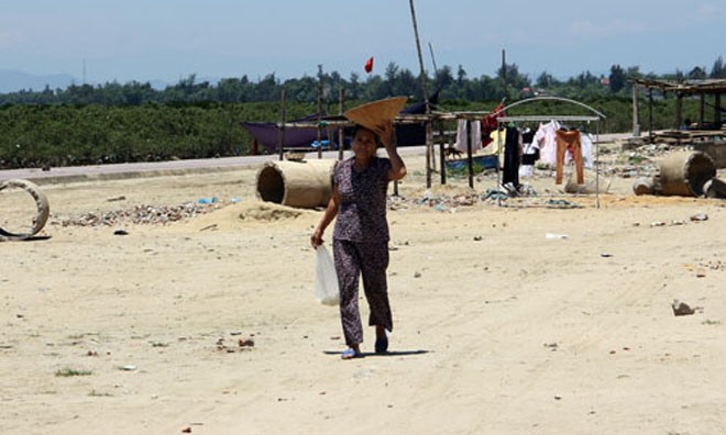 Nhiều nơi miền Trung nắng nóng khủng khiếp Nhiều nơi miền Trung nắng nóng khủng khiếp