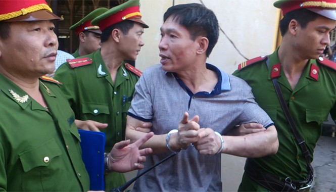 Dương Tự Trọng được giảm án Sau phiên tòa, Dương Tự Trọng bị áp tải lên xe thùng về trại giam