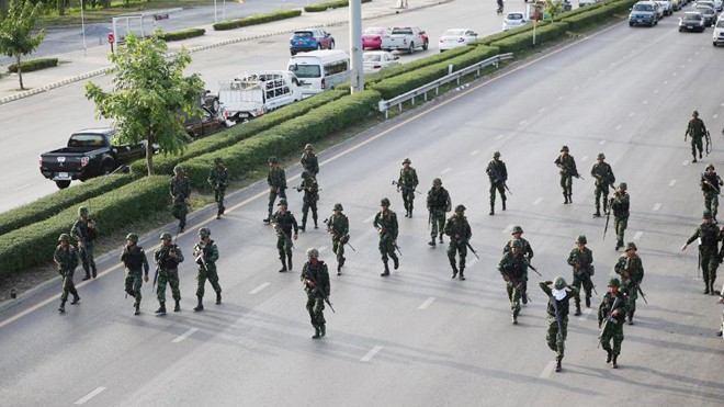 Tướng đảo chính tự phong thủ tướng Thái Lan lâm thời Binh sĩ Thái Lan tuần tra trên đường phố Bangkok sau đảo chính. Ảnh: AP