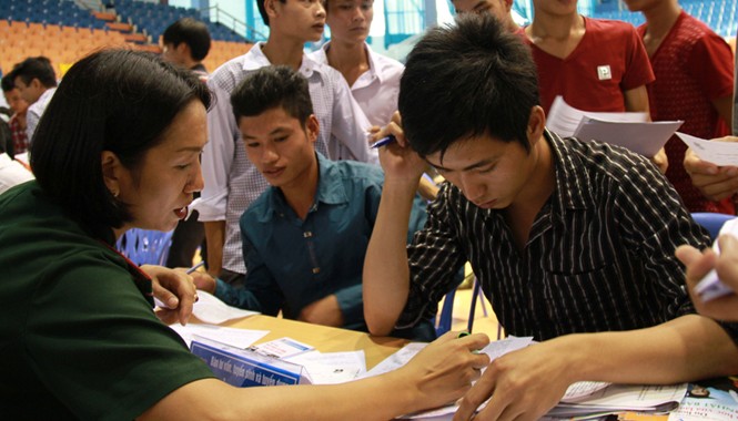 Hỗ trợ tối đa đưa thanh niên xuất khẩu lao động Bộ đội xuất ngũ tìm kiếm cơ hội việc làm trong ngày hội việc làm do Tỉnh Đoàn Vĩnh Phúc tổ chức. Ảnh: Trường Phong