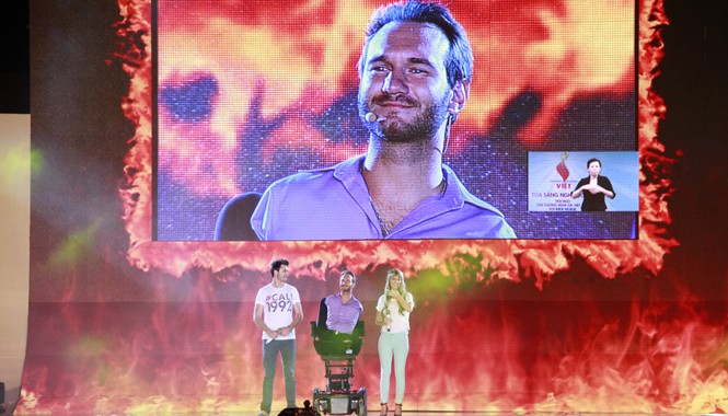 Khi Nick bị “che mờ” Nick Vujicic giao lưu với khán giả tối 24/5. Ảnh: Trường Phong