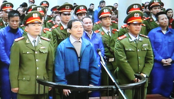 Bảo vệ chủ quyền, trước hết cần diệt “giặc nội xâm” Vụ án tham nhũng tại Vinalines được điều tra, xét xử nhanh chóng, thể hiện quyết tâm chống “giặc nội xâm” của Đảng và Nhà nước.