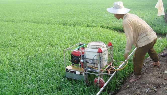 90 tỷ đồng nghiên cứu bị bác, vì sao? “Hai lúa” Trần Thanh Tuấn (36 tuổi ở ấp Trung Binh Nhì, xã Vĩnh Trạch, huyện Thoại Sơn - An Giang) sáng chế máy phun xịt thuốc BVTV điều khiển từ xa. Ảnh: Phương Chăm