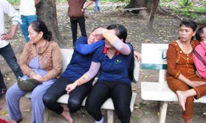 Hai công nhân bất ngờ bị đất vùi chết Gia đình nạn nhân đau đớn trước cái chết của người thân. Ảnh: Pháp luật TP.HCM.