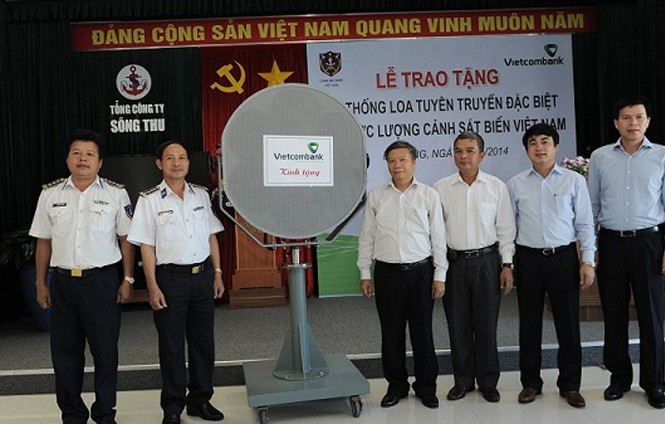 Vietcombank bàn giao loa tuyên truyền đặc biệt cho lực lượng cảnh sát biển Ban lãnh đạo Vietcombank bàn giao loa tuyên truyền đặc biệt cho lực lượng CSB VN