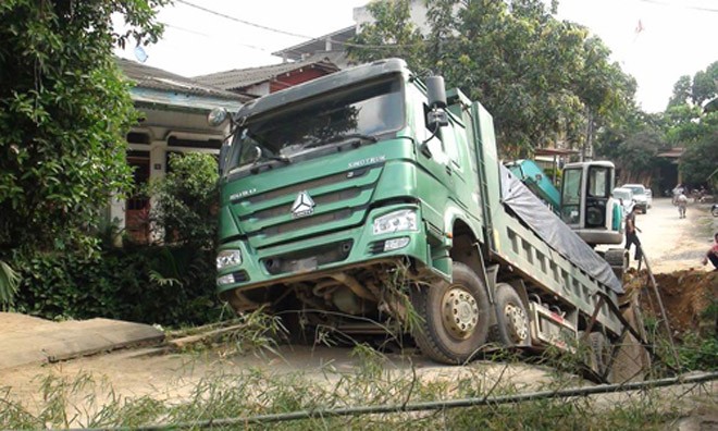 Công an vào cuộc vụ sập cầu do xe quá tải Hiện trường vụ tai nạn. Ảnh: VOV giao thông.
