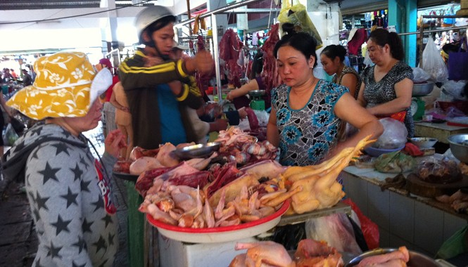 Mua vài mớ rau rỗng sạch cả ví Tại các chợ ở TPHCM, hầu hết các mặt hàng rau củ quả và thịt đã tăng giá. ảnh: L.N