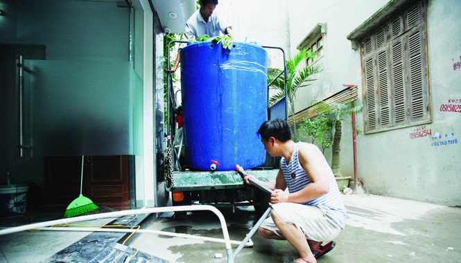 Thêm đường ống dẫn nước sông Đà về Hà Nội Nhiều khu vực đang thiếu nước. Ảnh: N.T