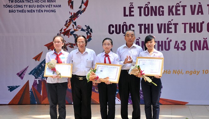 Người bạn thân thiết của thiếu nhi Việt Nam Tổng biên tập báo Thiếu niên Tiền Phong Vũ Quang Vinh (thứ hai trái sang) trao giải Nhì cuộc thi Viết thư Quốc tế UPU43 (2014)