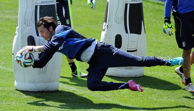 Các 'đại gia' và trò lego trước thềm World Cup Thủ môn Buffon tích cực tập luyện cùng các đồng đội trong đội tuyển Italia. Ảnh: Getty Images