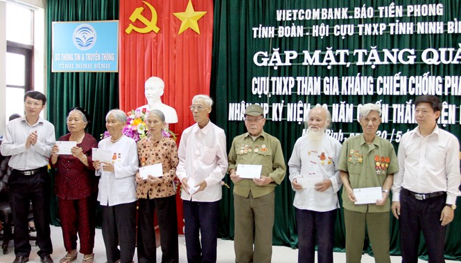 Tri ân cựu TNXP chống Pháp tại Ninh Bình Nhà báo Trần Thanh Lâm (ngoài cùng bên phải), ông Đinh Mạnh Tuân, Phó giám đốc Ngân hàng Vietcombank chi nhánh Ninh Bình (ngoài cùng bên trái) trao quà cho cựu TNXP