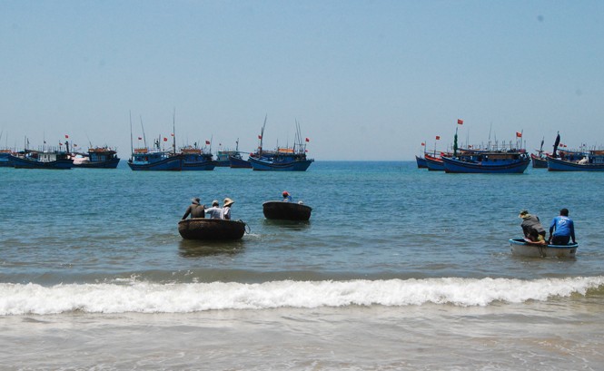 Duyên biển - Kỳ I: Những ngư dân thần kinh thép Làng chài Hòa Thanh, Tam Quan lại ra khơi. Ảnh: XB