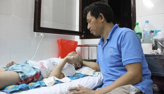 Con trai người lính Trường Sa mắc bệnh hiểm nghèo Thiếu tá Phạm Văn Hướng bên con trai