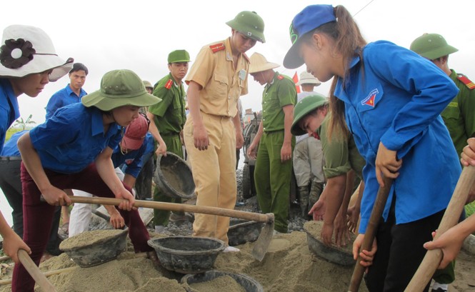 Ra quân Chiến dịch thanh niên tình nguyện hè Thanh niên tình nguyện thi công đường giao thông tại xã Hòa Bình (huyện Vĩnh Bảo, Hải Phòng) ngay sau lễ phát động. Ảnh: Phạm Duẩn